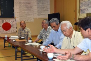 高野さん（奥）らと復帰運動の意義を語り合う参加者＝４日、鹿児島市の上之園町公民館