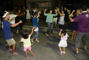 八月踊りに続く六調で盛り上がる人々＝１７日、龍郷町中戸口