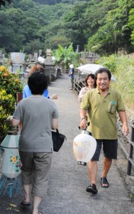 先祖を中戻りさせる宇検集落住民＝１６日、宇検村宇検