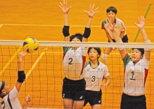 【決勝・朝日ＪＶＣ男子―朝日ＪＶＣ女子】男子の攻撃をブロックする女子の選手＝太陽が丘総合体育館