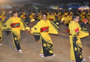 盆踊りの輪を広げたちゅっきゃい節夏祭り＝１６日、徳之島町母間