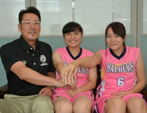 知的障がい者バスケットボール全国大会で県代表として活躍した（右から）高橋さんと藤さん