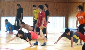 奄美合宿を行う樟南高校レスリング部＝２日、太陽が丘総合運動公園武道館