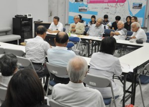 戦争の悲惨さを語り合った座談会＝１６日、天城町