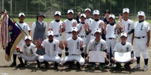 県８連覇の軟式野球部（上）、３連覇した女子バレー部（提供写真）