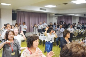 踊りと友情の輪が広がった昭和３５年生全島同窓会＝１４日、徳之島町亀津