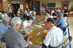 一緒に物づくりしながら地元のお年寄りとコミュニケーションを図る履修生ら＝５日、知名町瀬利覚