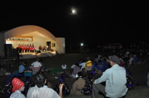 十六夜月が照る野外広場であった「月見で野あしび」＝１６日、和泊町笠石海浜公園