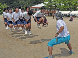 長縄跳びの競技に挑む生徒ら＝１８日、大和中学校グラウンド