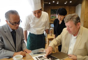 フランス人シェフのダニエルさんとメニューについて話し合う郷原さん（左）