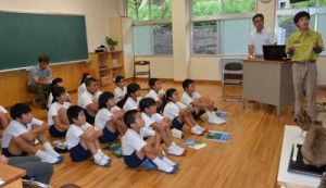 世界自然遺産登録に向け、自分たちでできる取り組みについて考えた児童ら＝６日、龍郷町の龍郷小学校