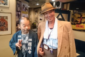 佐藤蛾次郎さん（左）と記念撮影する辻寅さん（本人提供）  