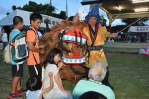 会場を盛り上げた二番組の「獅子舞」＝１５日、与論町城の地主神社