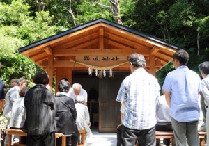 社殿の完成を祝い、執り行われた落成式＝２３日、瀬戸内町於斉