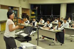 講師の留学体験を聞く生徒ら＝１４日、大島高校