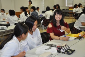 大島紬活性化で意見を交わす文京学院大生と奄美高校生＝２０日、奄美高校