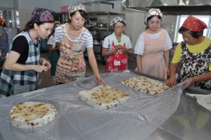 手作りした伝統菓子ゆきみしの出来具合を確認する教室参加者＝１０日、知名町農村婦人センター