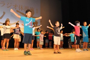 分科会報告でステージに立った「こども未来部会」に参加した児童ら＝４日、知名町あしびの郷・ちな