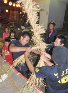 力を合わせてわらを編み上げた伝統の綱かき＝１０日夜、伊仙町
