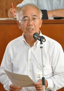 ５期目に向けて立候補を表明した大久保明町長＝１４日、伊仙町