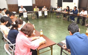 経営力強化を目指す農産加工者らが法人化について学んだセミナー＝２７日、奄美市名瀬の県大島支庁