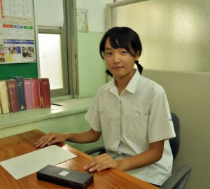 県青少年海外ふれあい事業で香港派遣団員に選ばれた成瀬茉倫さん＝１３日、大島北高校