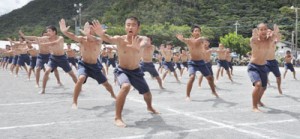 男子生徒の「エッサッサ・相撲体操」＝２５日、奄美市名瀬の小宿中学校