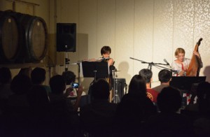  カテリーナさん（右）と西平さんの共演＝２７日、奄美市名瀬小俣町