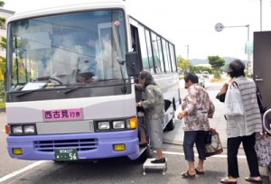 住民の生活の足となっている古仁屋―西古見線の路線バス＝１５日、瀬戸内町古仁屋