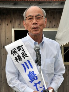 出陣式で２期目への抱負を語る川島健勇氏＝２０日、喜界町中里の選挙事務所前