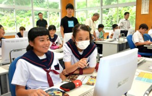 コンピュータープログラミングを体験した生徒たち＝２７日、芦花部中学校 