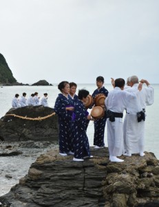 海のかなたの神々に五穀豊穣を祈る「平瀬マンカイ」＝１１日、午後４時ごろ