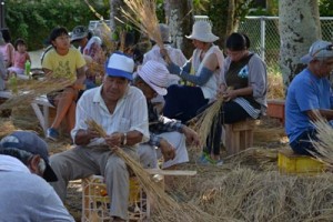 大綱用の稲わらを整える住民＝４日、与論町城