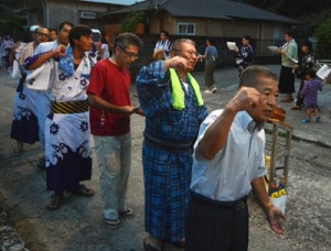 老若男女が歌い踊ったキトバレ踊り＝１０日、大和村思勝