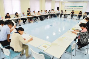 障がい者の就業支援について情報交換した会合＝３０日、奄美市