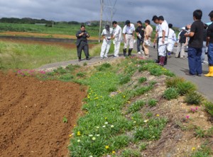 赤土流出防止に向けた取り組みを確認した合同パトロール＝１３日、伊仙町