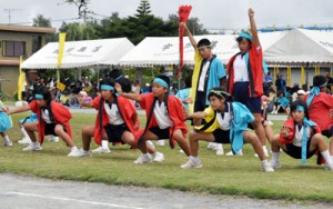 「南中ソーラン」を披露する児童＝２日、奄美市宇宿小学校