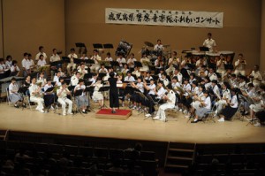 合同ステージで演奏する県警音楽隊と沖永良部島の中高校吹奏楽部員ら＝２９日、知名町