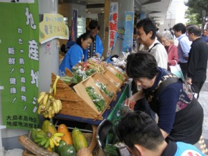 奄美産の葉物野菜などを買い求める都民ら＝２１日、東京・有楽町 