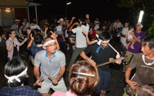 家々を巡ってにぎやかに歌い踊った住民ら＝２１日、龍郷町瀬留