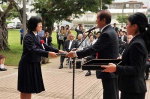 新たに設けられた芸術文化功労賞の表彰式（左）と、市民の力作が並んだ作品展示＝２９日、奄美市名瀬