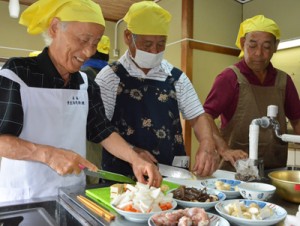 楽しく調理する参加者たち＝２１日、奄美市名瀬