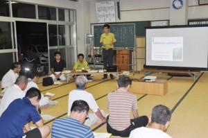 宇検村での住民説明会で国立公園計画を紹介する鈴木祥之上席自然保護官＝２２日夜、　同村湯湾