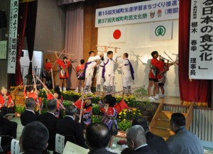 棒踊りなどの伝統芸能が披露された生涯学習まちづくり推進フェアのオープニング＝３０日、天城町