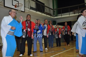 川内集落住民らと八月踊りを楽しむ外国人研修生＝３０日、東城小中体育館