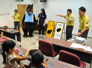 アマミノクロウサギの交通事故防止を呼び掛けた講演会＝２１日、徳之島町