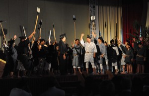 住民らが熱演した方言劇「母間騒動千年物語」＝１６日、徳之島町の母間小学校