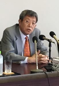 奄美の世界自然遺産登録について語る岩崎社長＝３日、鹿児島市