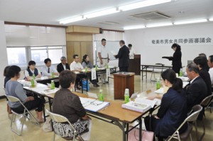 委嘱状の交付もあった男女共同参画審議会＝１２日、奄美市役所