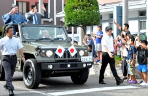 新十両昇進を決めた明生関（左）。師匠の立浪親方と共に、古仁屋市街地をパレードした＝２９日、瀬戸内町